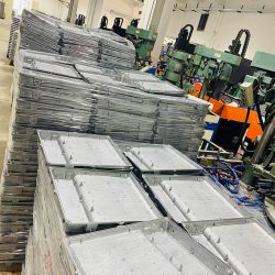 fröccsöntött fényvető-ház