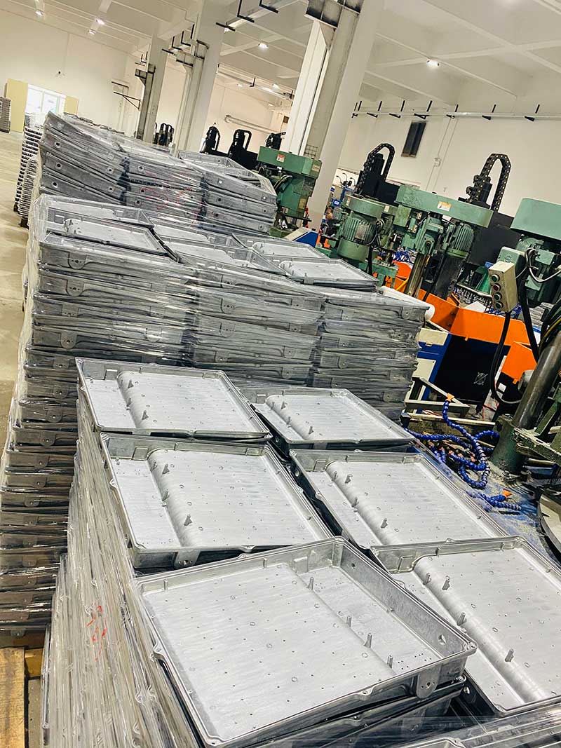 fröccsöntött fényvető-ház